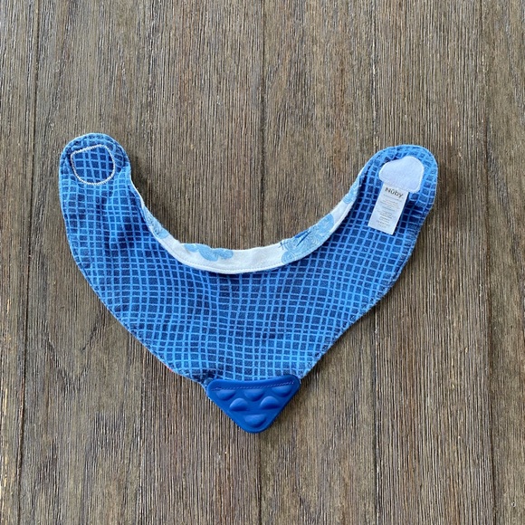 4/$10 Nuby teething bib - Picture 3 of 4